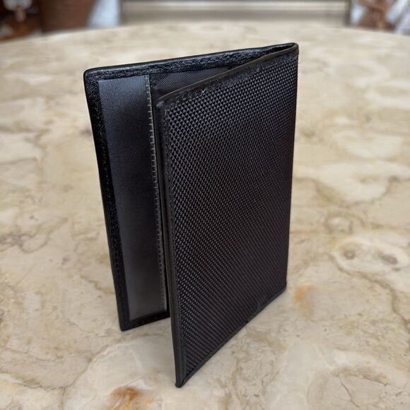 Travelon Anti-RFID Bi-Fold Leather Passport Holder Card Travel Wallet - Picture 2 of 10